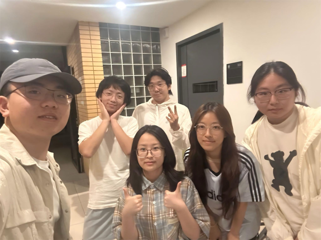 六名组织部成员在教学楼走廊合影