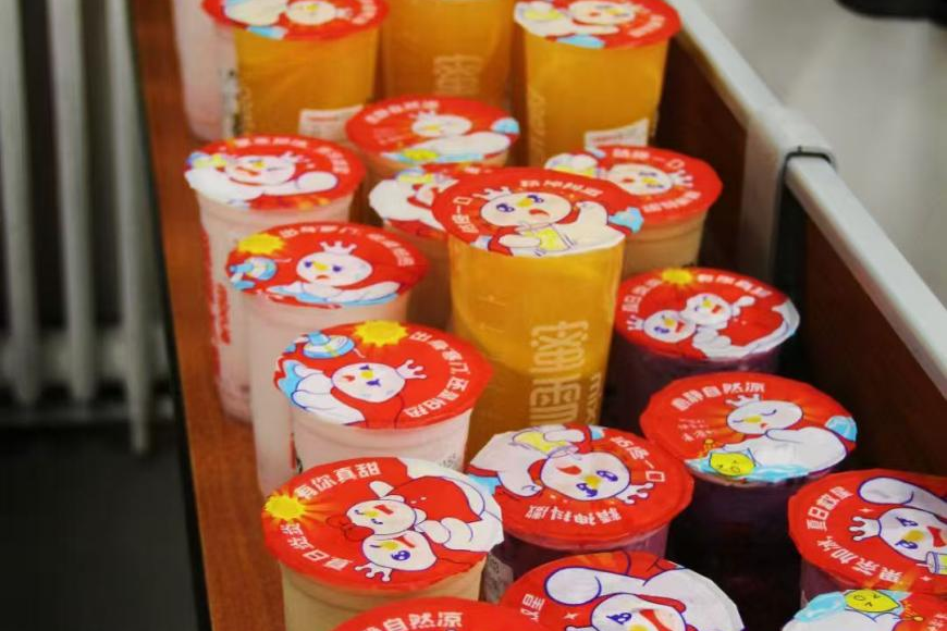 本科招办为值班同学准备的多杯饮品